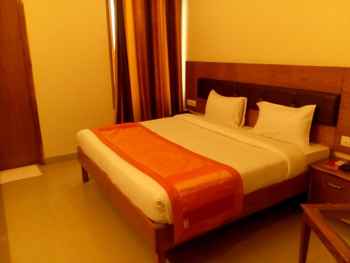Red Carpet Hotels Noida Exterior foto